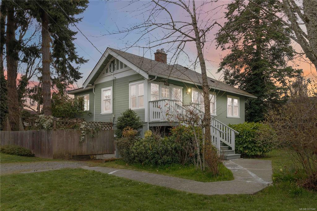 Third View of 999 Darwin Ave, Saanich, BC, V8X 2X8