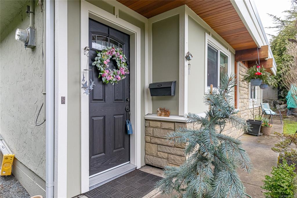 Fifth View of 1051 Chesterfield Rd, Saanich, BC, V8Z 2T9