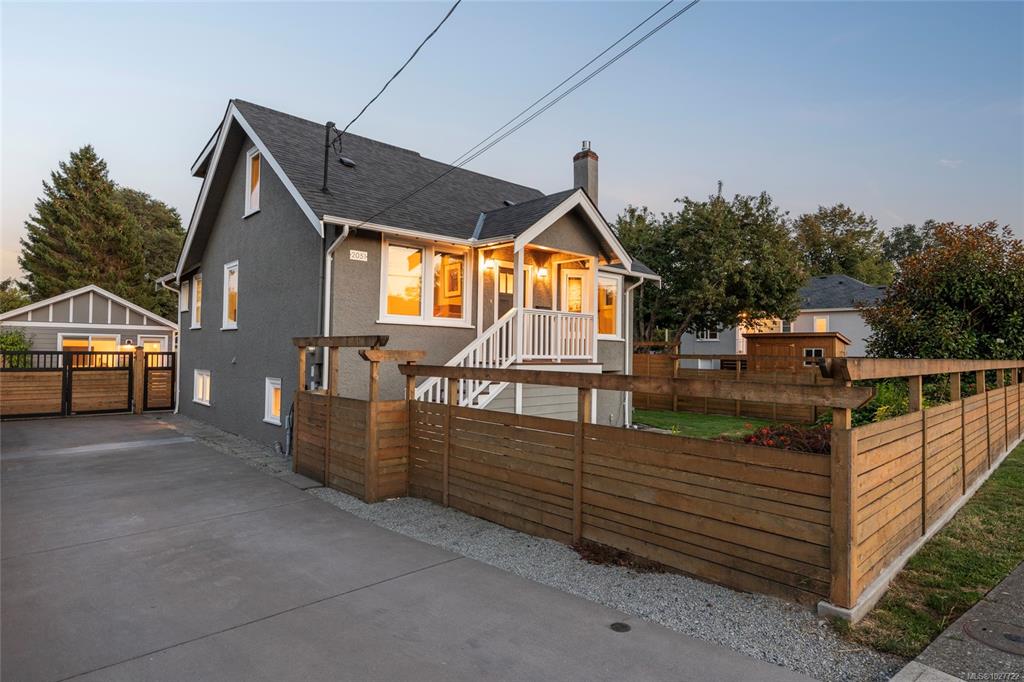 Fourth View of 2051 Hampshire Rd, Oak Bay, BC, V8R 5V2