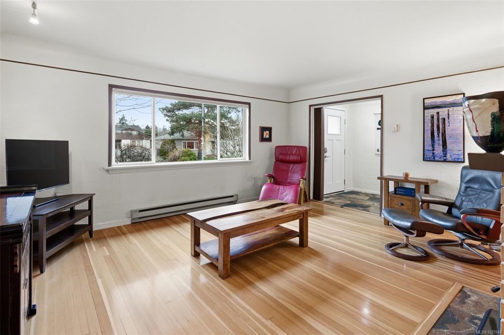 Fifth View of 3411 St Matthew St, Saanich, BC, V8P 4K4