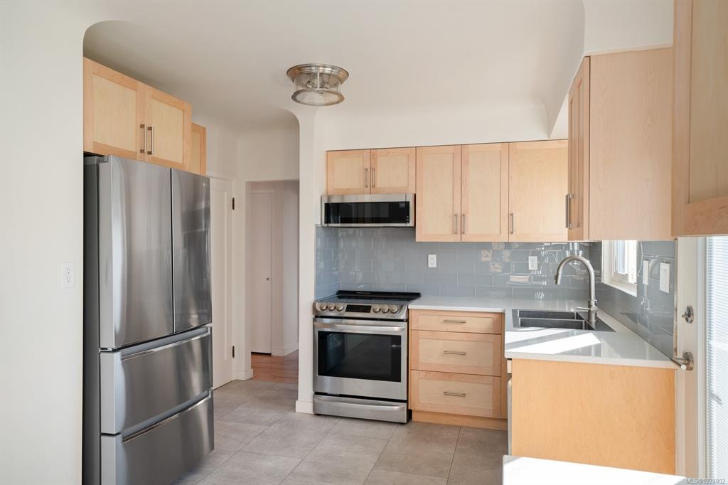 Fifth View of 354 Foul Bay Rd, Victoria, BC, V8S 4G8