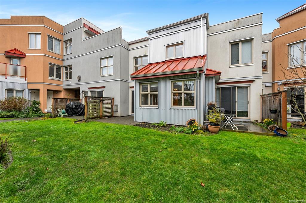 Fourth View of 930 North Park St, Park Place, Victoria, BC, V8T 1C6