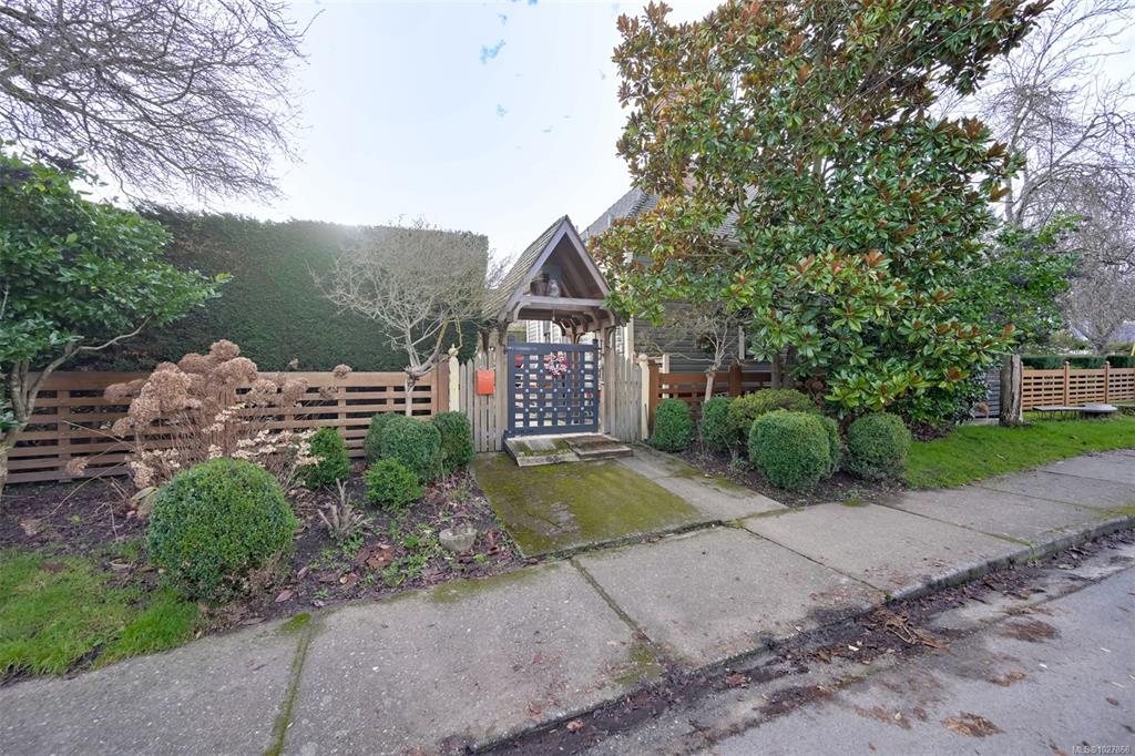 Second View of 2221 Fernwood Rd, Victoria, BC, V8T 2Z1