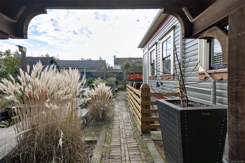 Third View of 2221 Fernwood Rd, Victoria, BC, V8T 2Z1