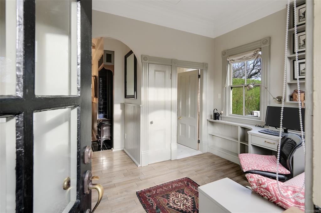 Fifth View of 2221 Fernwood Rd, Victoria, BC, V8T 2Z1