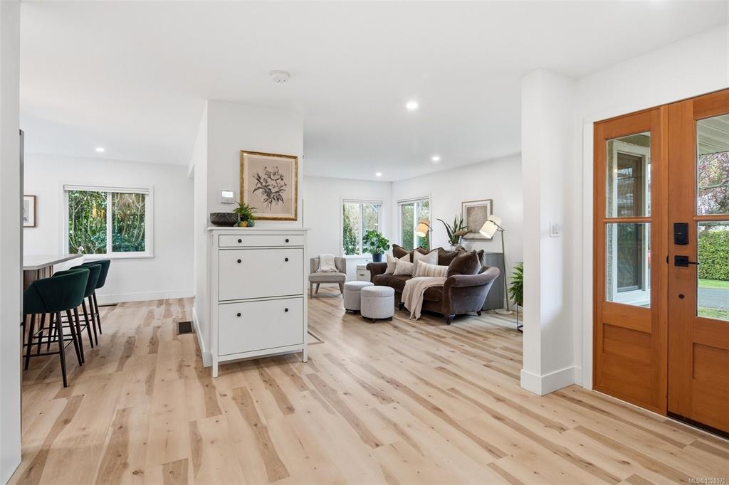 Fifth View of 3903 Lauder Rd, Saanich, BC, V8N 4H3