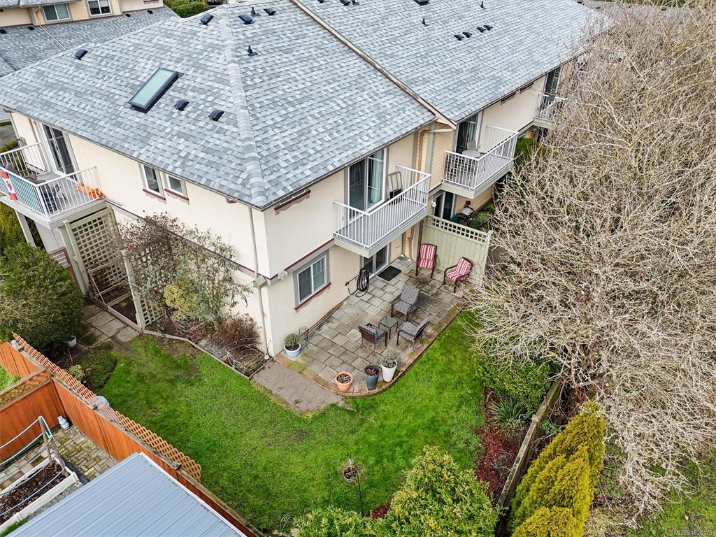 Third View of 2715 Shelbourne St, Arbour Gardens, Victoria, BC, V8R 4M3
