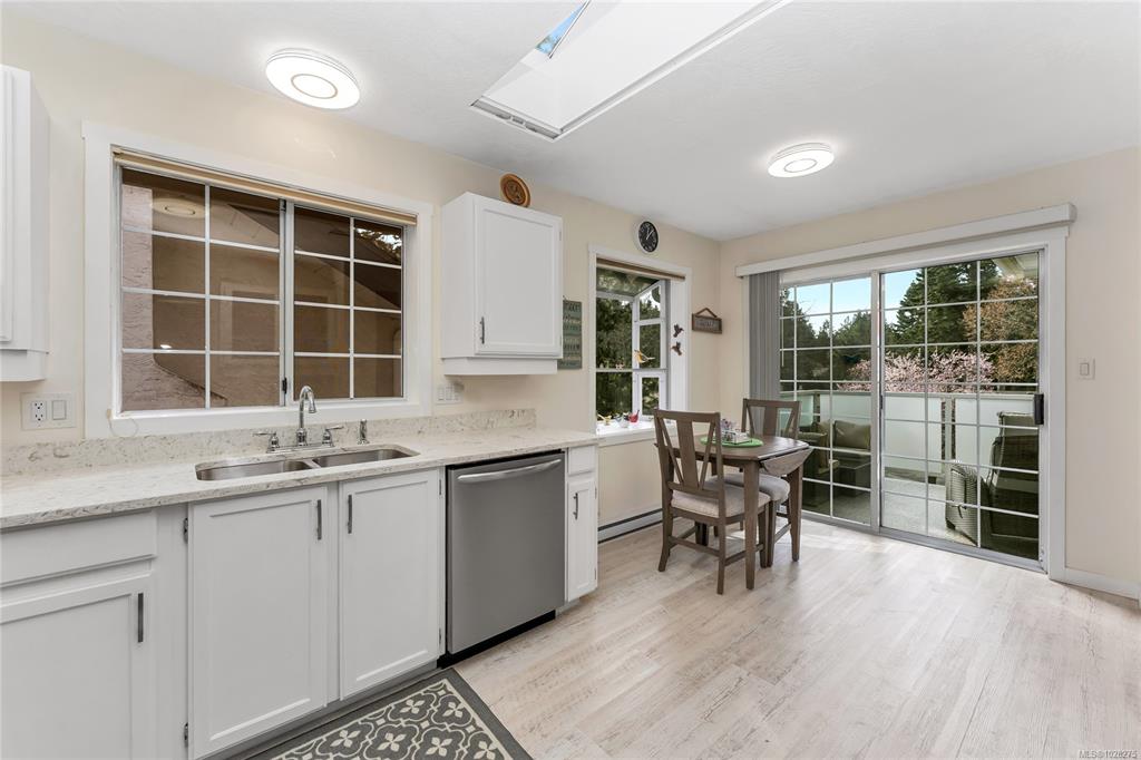 Fifth View of 990 Scottswood Close, Saanich, BC, V8Y 2V1