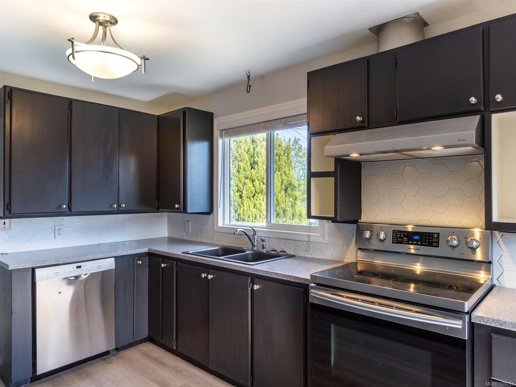 Fifth View of 412 Oak Ave, Parksville, BC, V9P 1V9