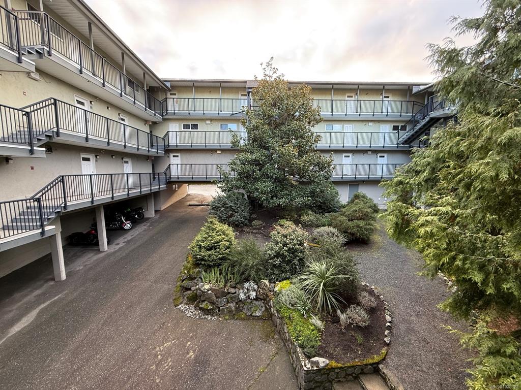 Fifth View of 991 Cloverdale Ave, Cloverdale Court, Saanich, BC, V8X 2T5