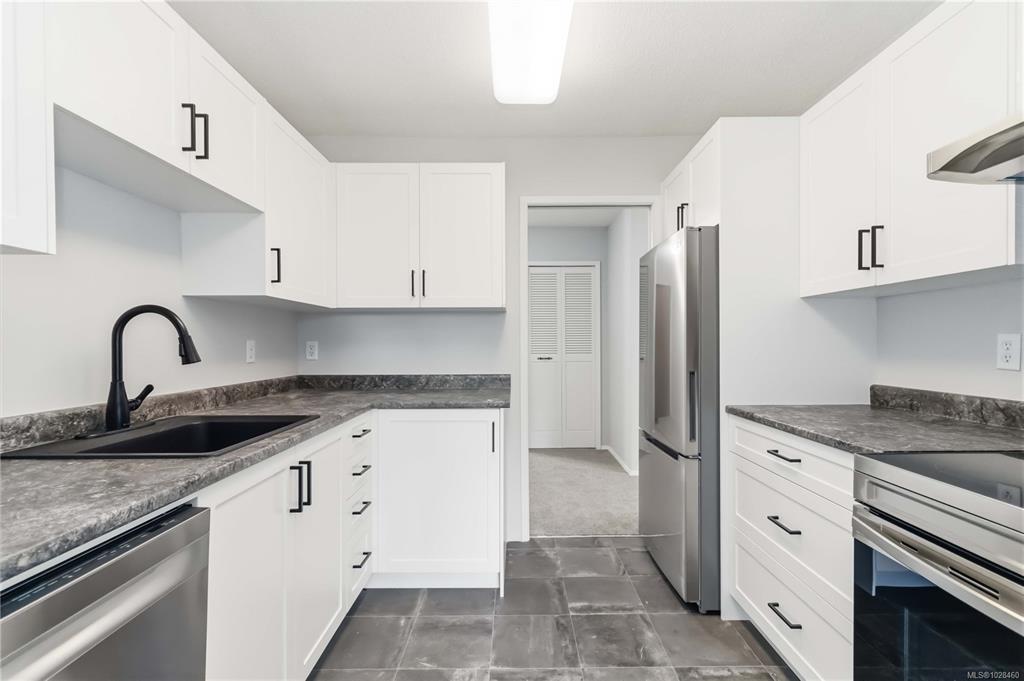 Second View of 190 Gorge Rd W, Willow Court, Saanich, BC, V9A 1M4