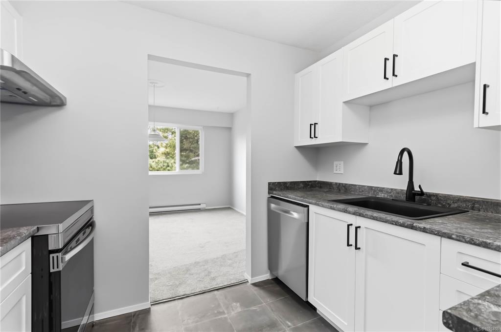 Fourth View of 190 Gorge Rd W, Willow Court, Saanich, BC, V9A 1M4