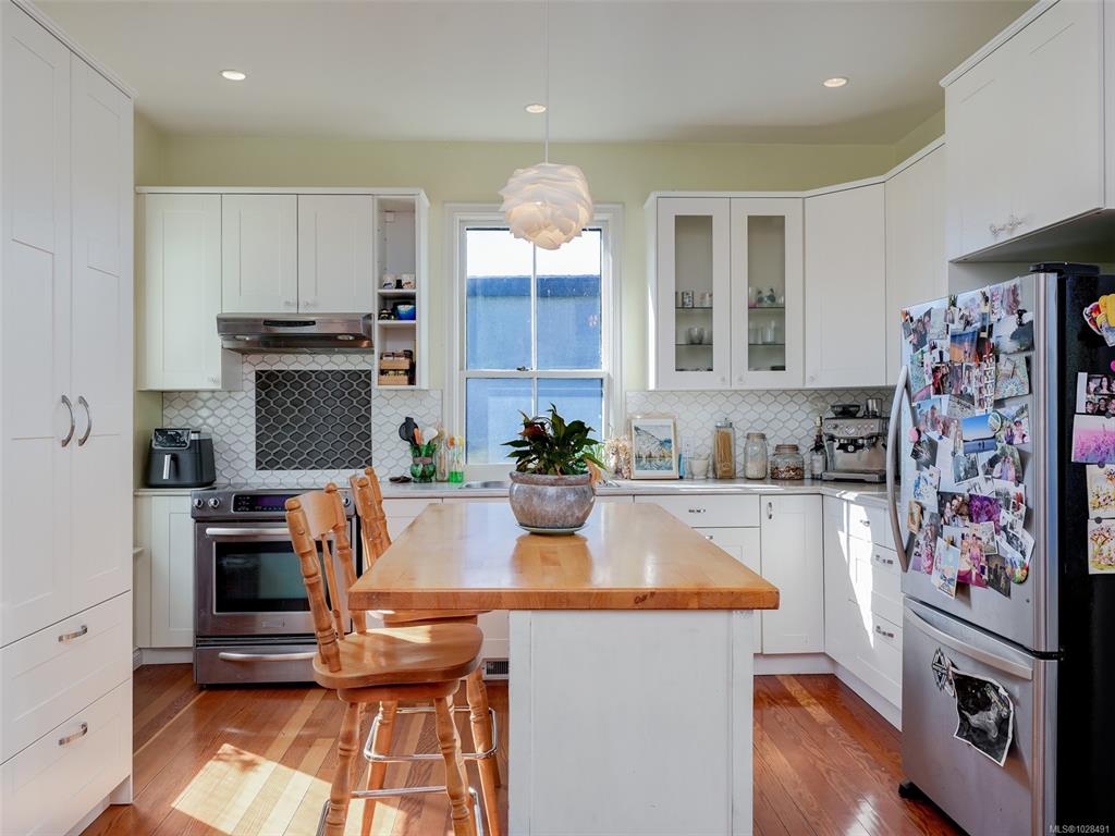 Fifth View of 2130 Ridge Rd, Victoria, BC, V8T 3E9