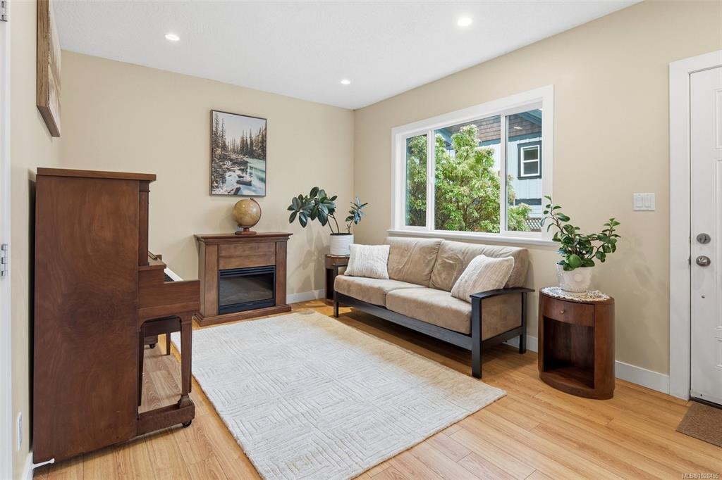 Fifth View of 631 Kent Rd, Saanich, BC, V8Z 1Z2