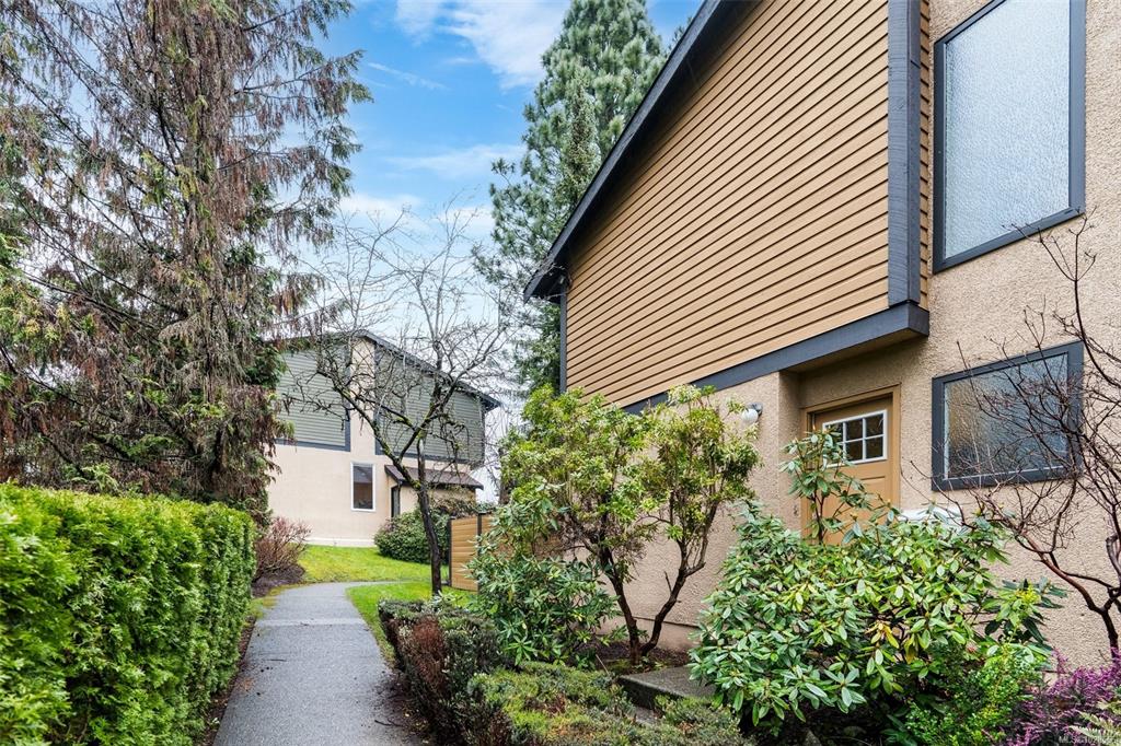 Fifth View of 587 Crossandra Cres, Saanich, BC, V8Z 6G4