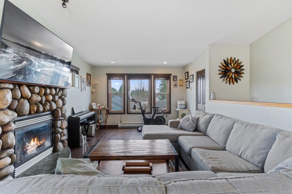 Third View of 2735 Rydal Ave, Cumberland, BC, V0R 1S0