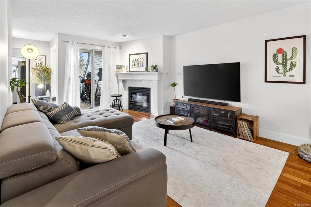 Third View of 894 Vernon Ave, Chelsea Green, Saanich, BC, V8X 2W6