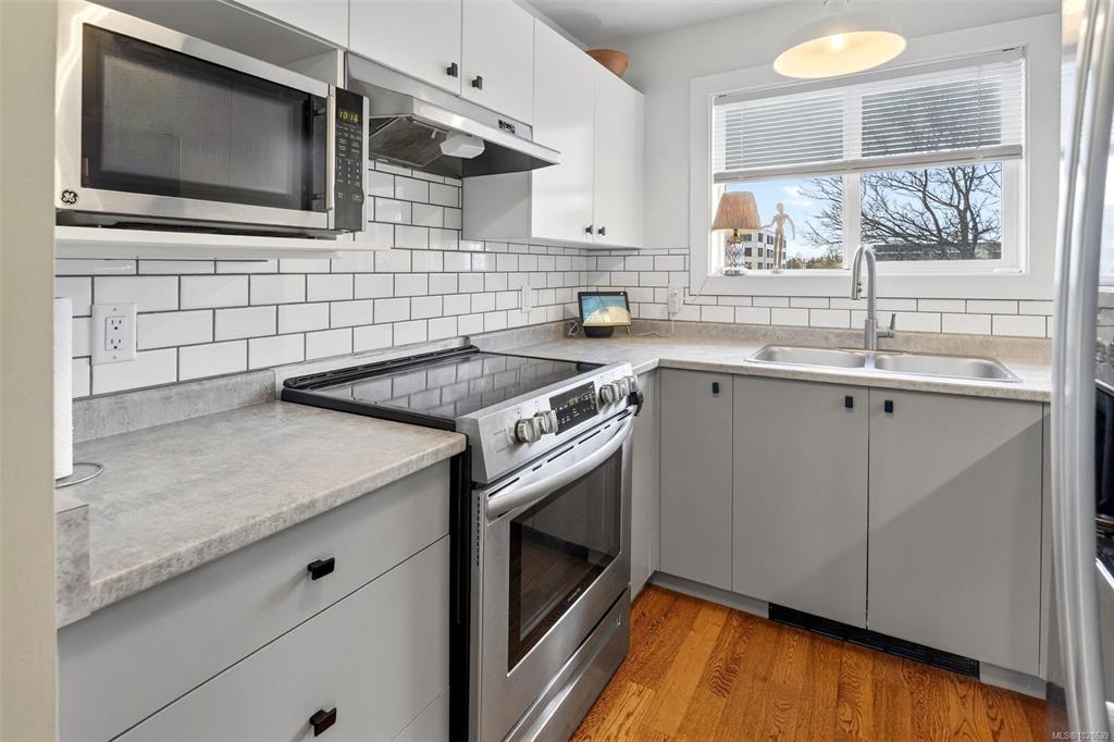 Fifth View of 894 Vernon Ave, Chelsea Green, Saanich, BC, V8X 2W6