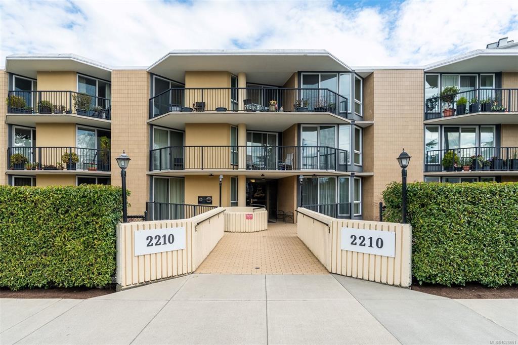 Third View of 2210 Cadboro Bay Rd, Oak Bay, BC, V8R 5G9