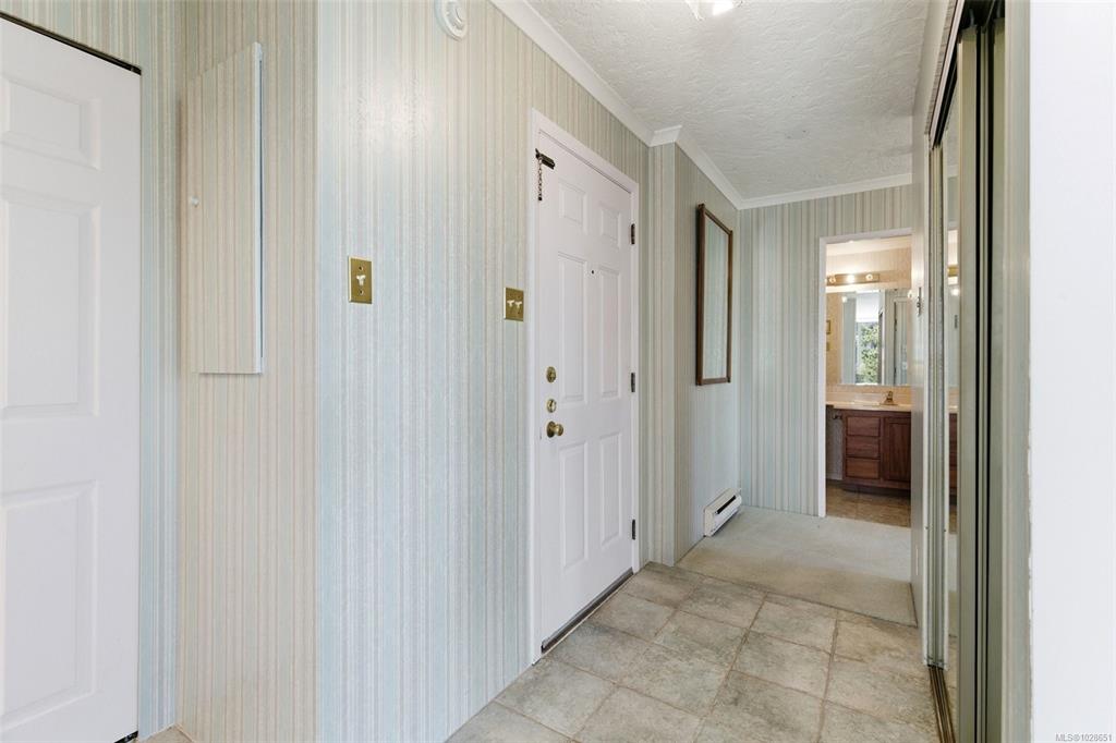 Fourth View of 2210 Cadboro Bay Rd, Oak Bay, BC, V8R 5G9