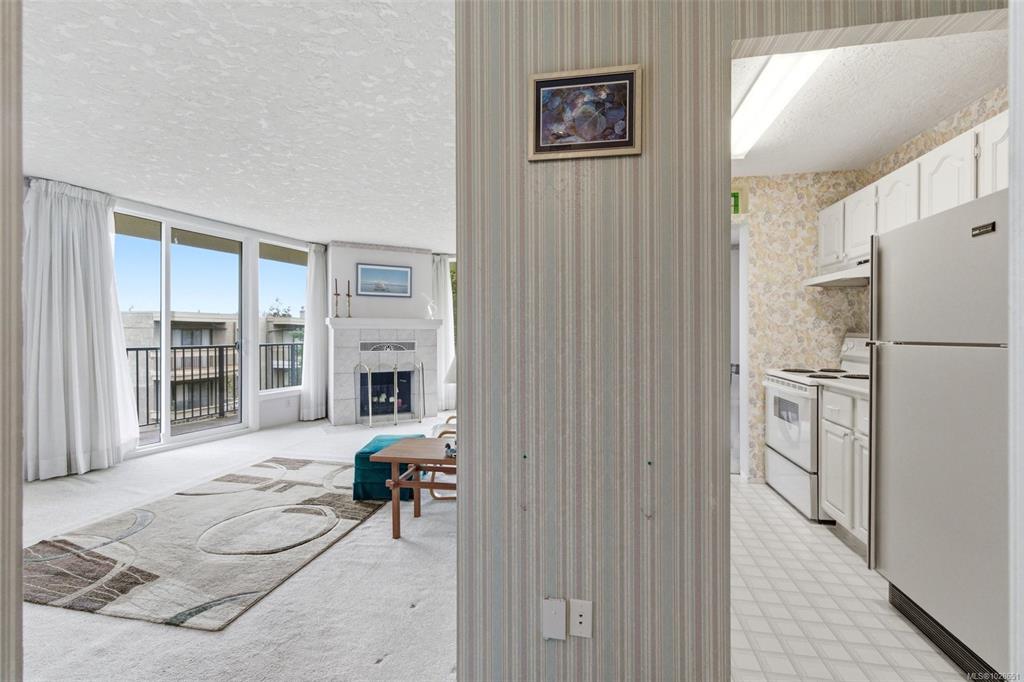 Fifth View of 2210 Cadboro Bay Rd, Oak Bay, BC, V8R 5G9