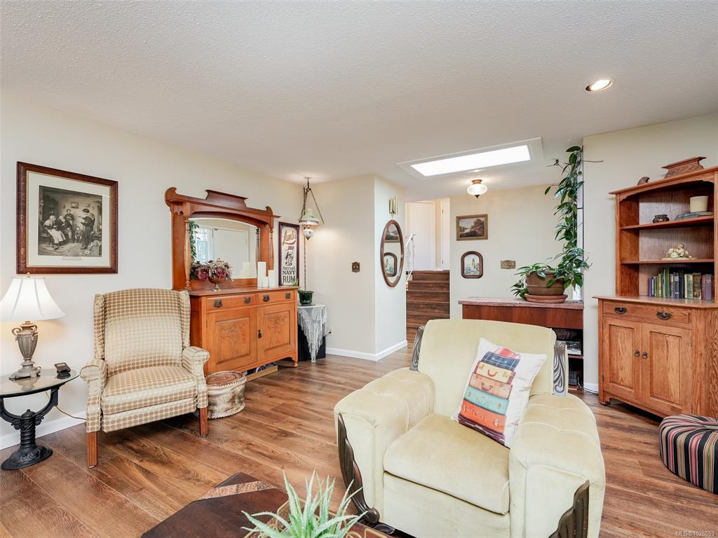 Fifth View of 985 Sutcliffe Rd, Saanich, BC, V8Y 1M9