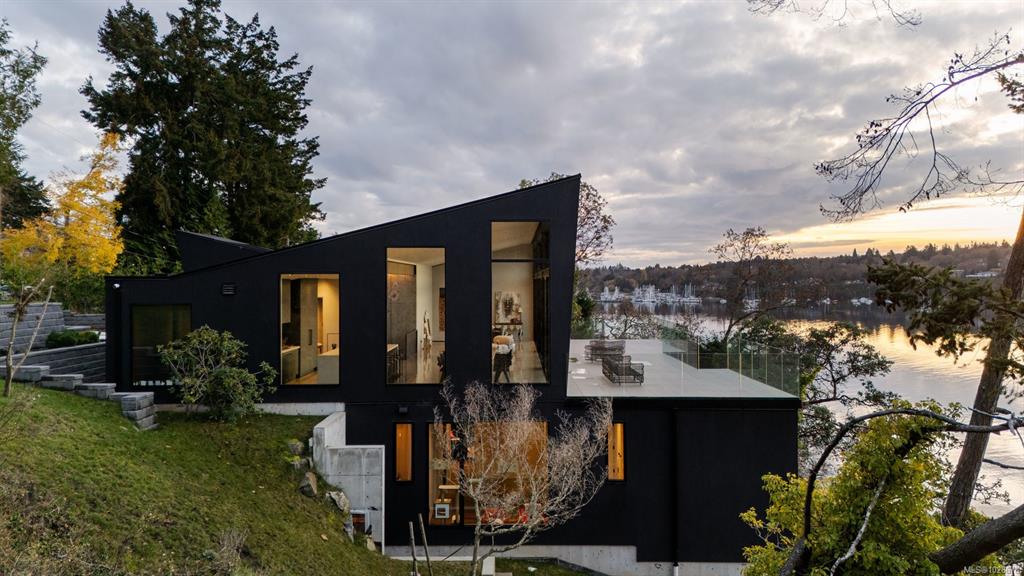 Fifth View of 2701 Sea View Rd, Saanich, BC, V8N 1K7