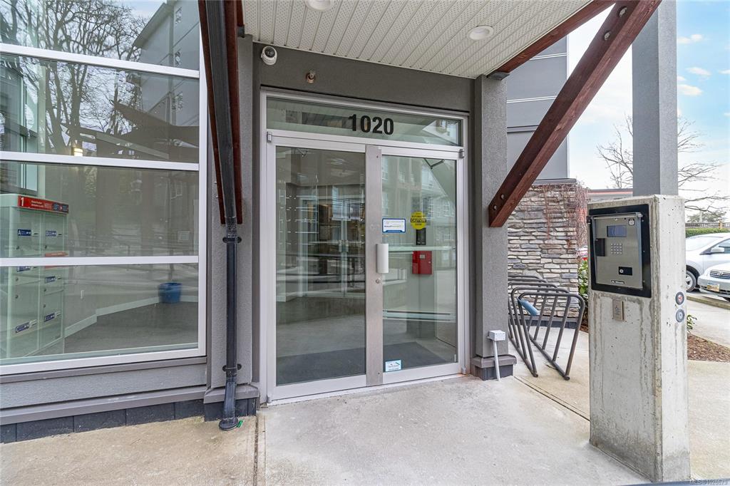 Fourth View of 1020 Inverness Rd, The Shire, Saanich, BC, V8X 2S1