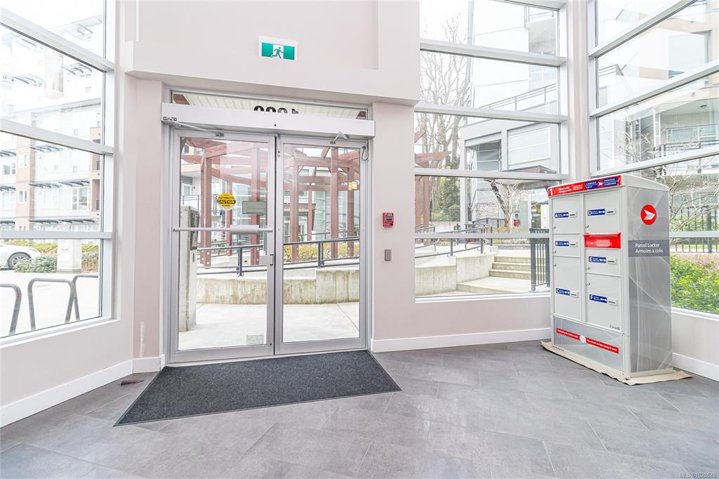 Fifth View of 1020 Inverness Rd, The Shire, Saanich, BC, V8X 2S1