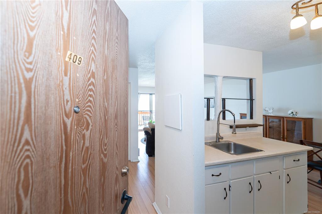 Fifth View of 3277 Glasgow Ave, Cragie Know, Saanich, BC, V8X 1M3