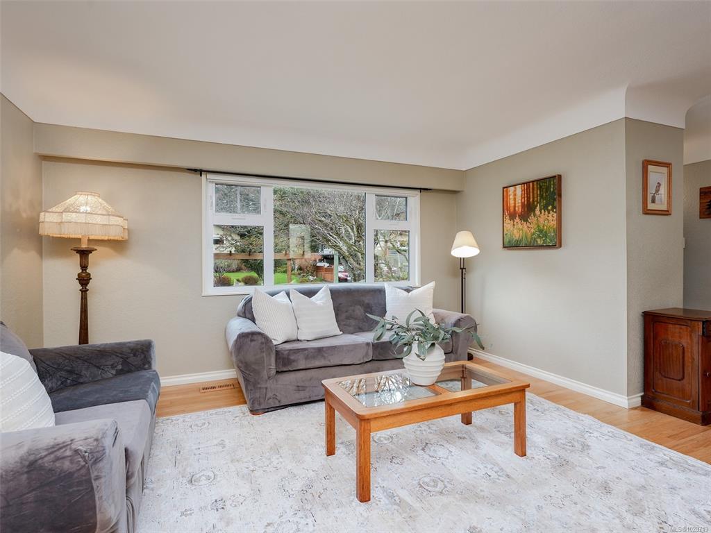 Third View of 4725 Rosehill Rd, Saanich, BC, V8Z 5N2