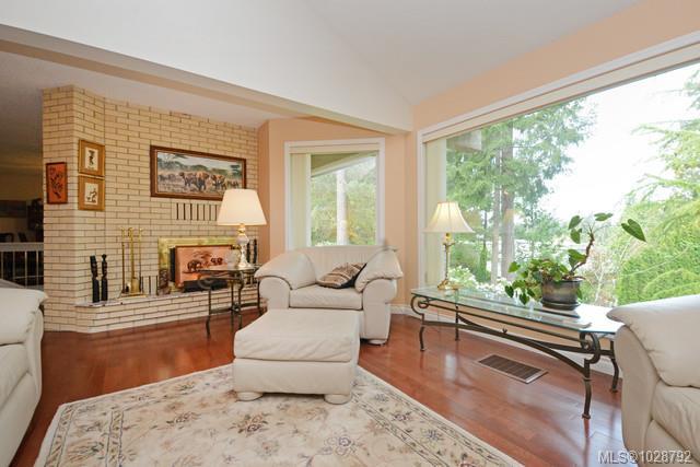 Third View of 1055 Thistlewood Dr, Saanich, BC, V8X 4V7