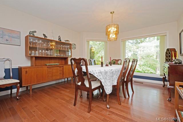 Fifth View of 1055 Thistlewood Dr, Saanich, BC, V8X 4V7