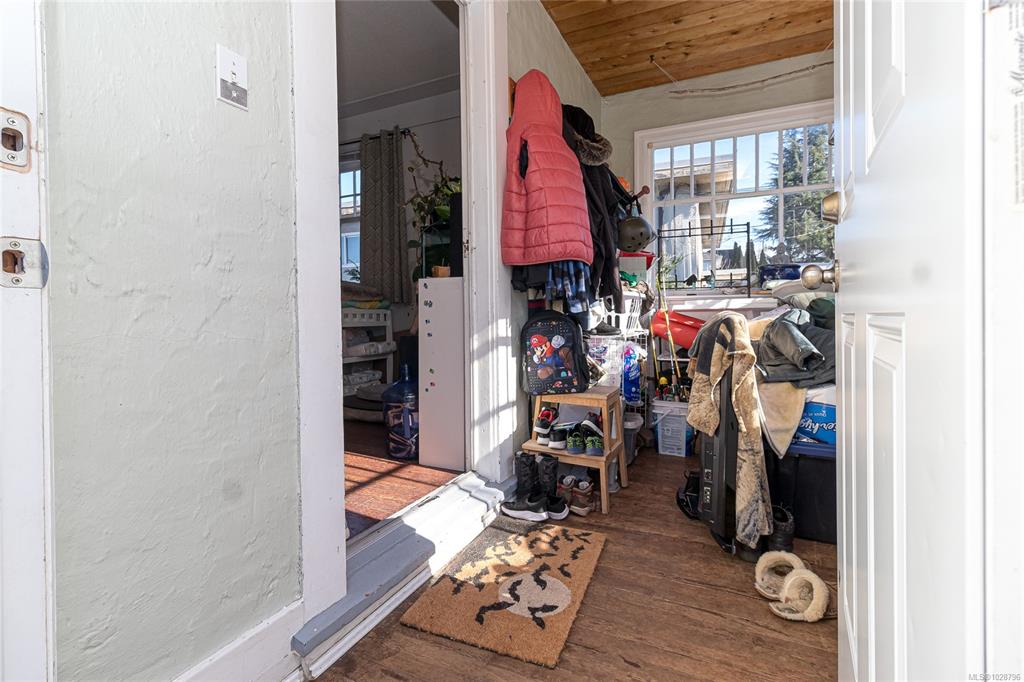 Third View of 176 Regina Ave, Saanich, BC, V8Z 1J3