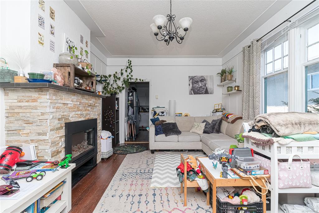 Fourth View of 176 Regina Ave, Saanich, BC, V8Z 1J3