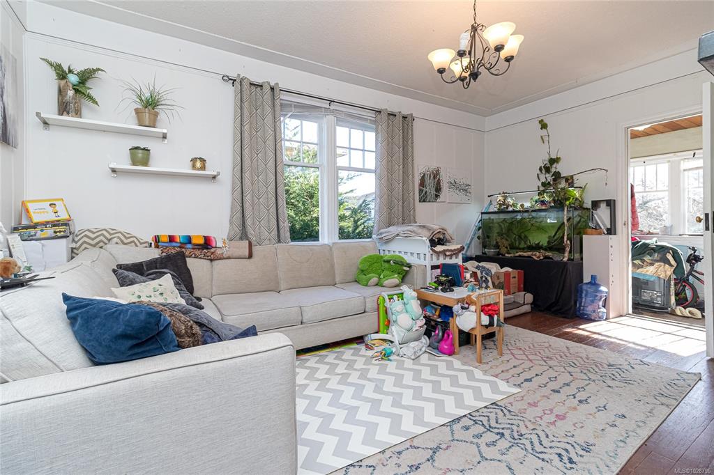 Fifth View of 176 Regina Ave, Saanich, BC, V8Z 1J3