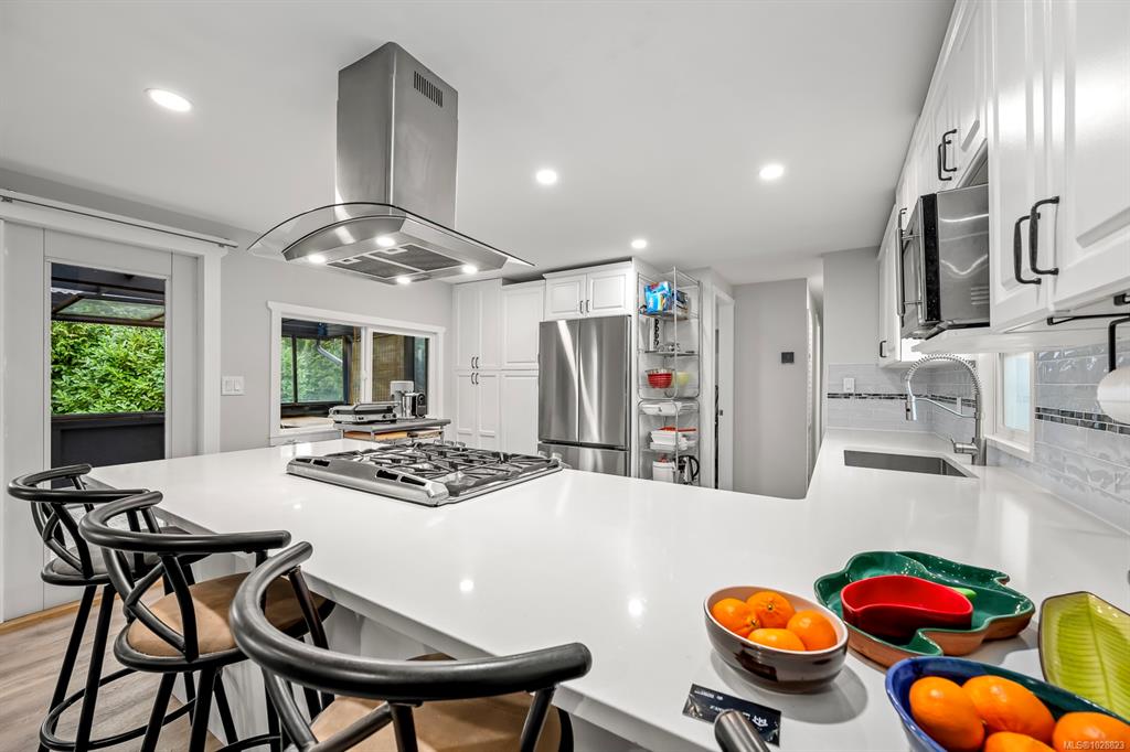 Second View of 2625 Mansfield Dr, Courtenay, BC, V9N 2N2