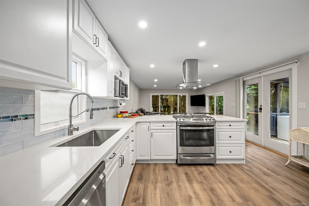 Fifth View of 2625 Mansfield Dr, Courtenay, BC, V9N 2N2