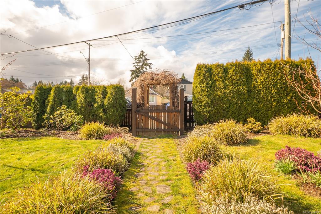 Fifth View of 203 View St, Nanaimo, BC, V9R 4N5