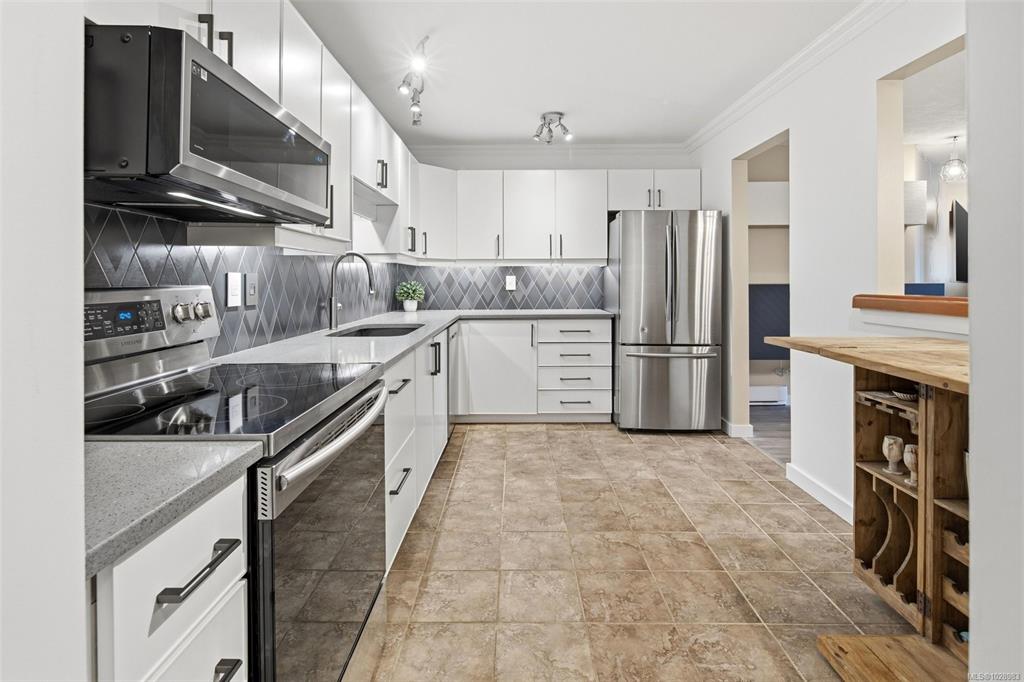 Fourth View of 40 Gorge Rd W, Saanich, BC, V9A 1L8