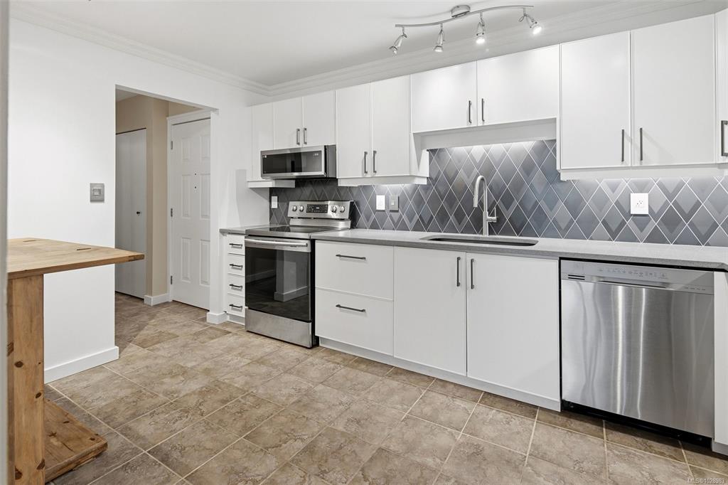 Fifth View of 40 Gorge Rd W, Saanich, BC, V9A 1L8