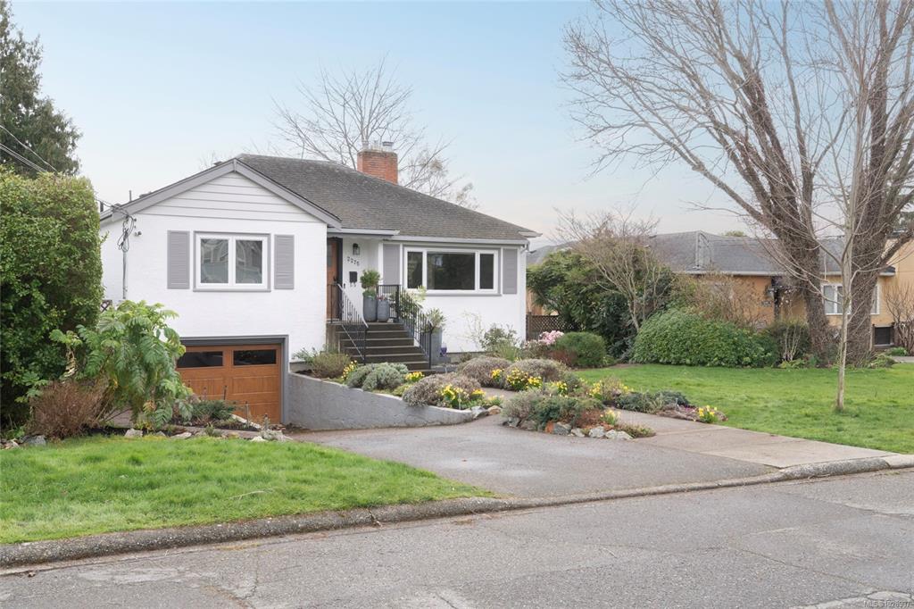 Third View of 2275 Allenby St, Oak Bay, BC, V8R 3C4