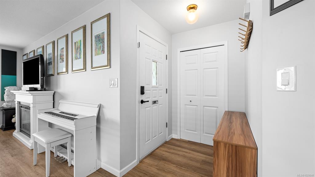 Fifth View of 660 25th St, Courtenay, BC, V9N 8J3