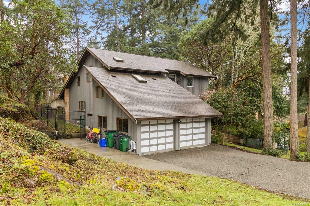 Fourth View of 2753 Arbutus Rd, Saanich, BC, V8N 5X7