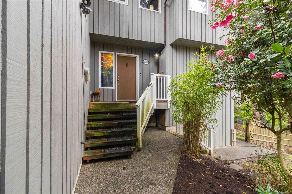 Fifth View of 2753 Arbutus Rd, Saanich, BC, V8N 5X7