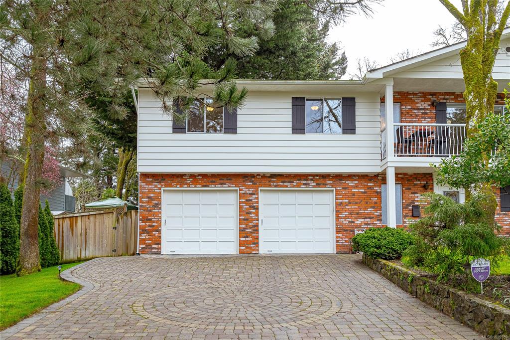 Fourth View of 920 Woodhall Dr, Saanich, BC, V8X 3L8