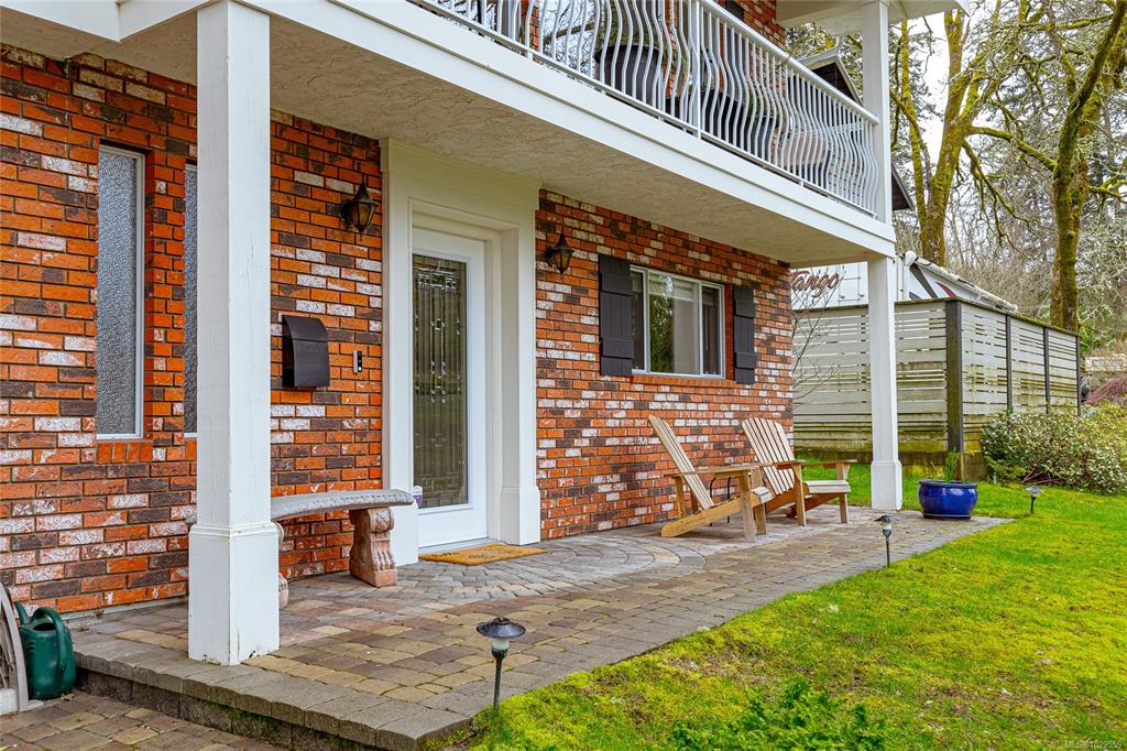 Fifth View of 920 Woodhall Dr, Saanich, BC, V8X 3L8