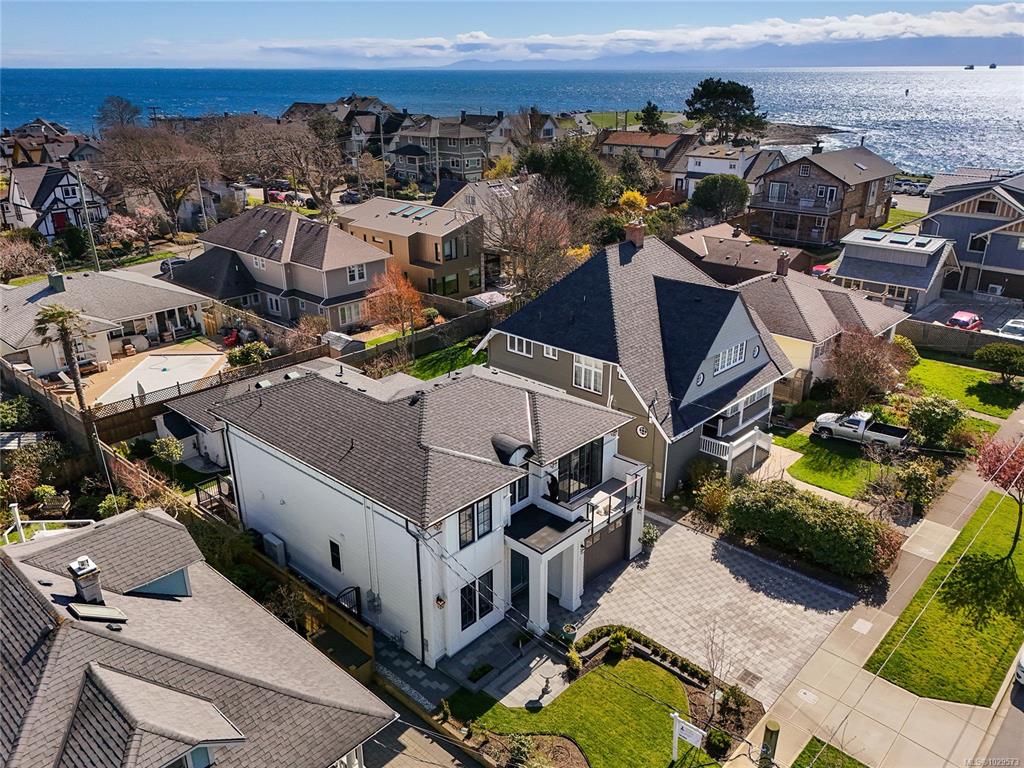 Third View of 25 Howe St, Victoria, BC, V8V 4K2