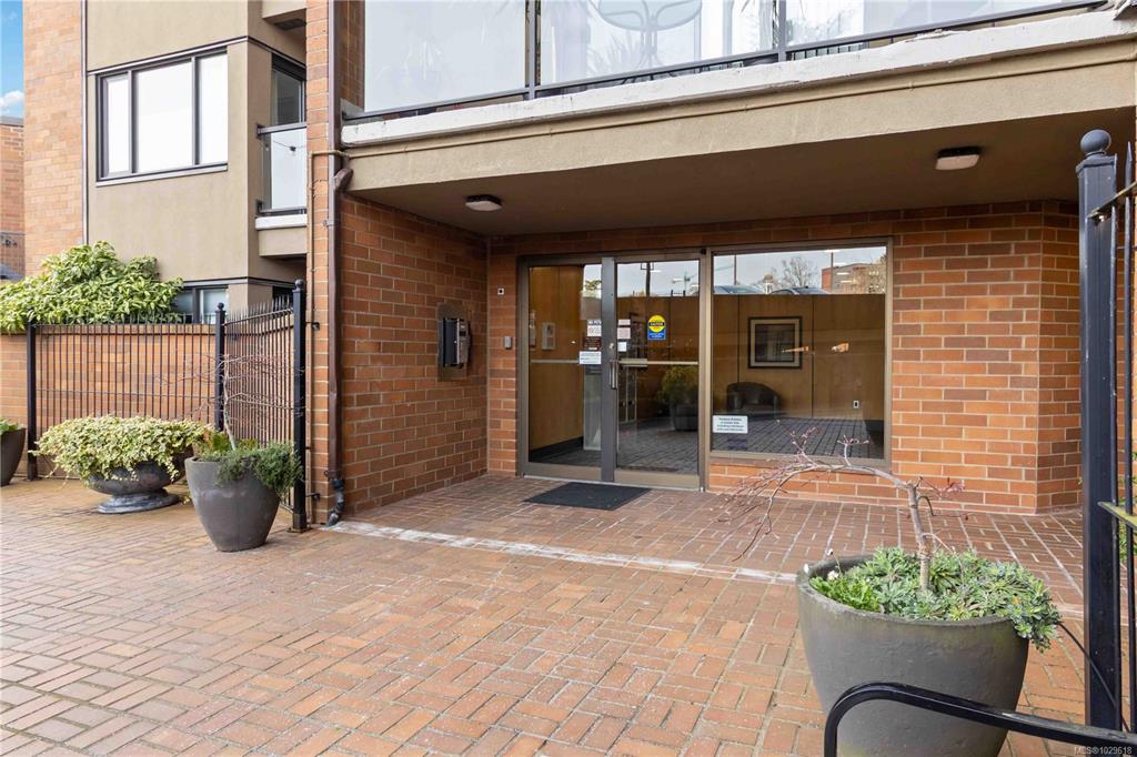 Fourth View of 103 Gorge Rd E, Treelane Estates, Victoria, BC, V9A 6Z2