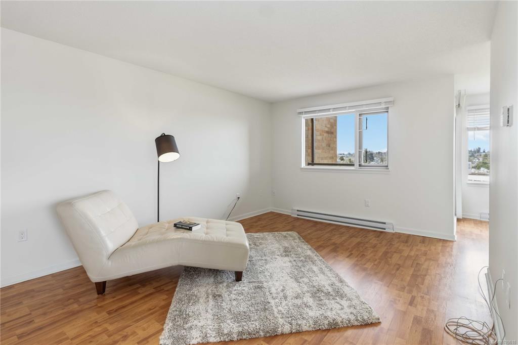 Fifth View of 103 Gorge Rd E, Treelane Estates, Victoria, BC, V9A 6Z2